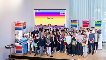 Studenten stehen auf einer Bühne