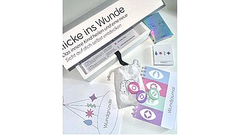 Marias Glomb–Healing the Inner Child. Blicke ins Wunde. Detail Inhalt Box.