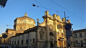 Foto einer Kirche von außen während einem Sonnenuntergang