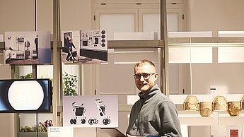 Mann präsentiert Designs