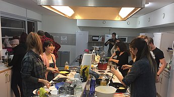 Foto einer Gruppe beim gemeinsamen Kochen