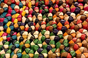 Foto einer Anhäufung bunter Lederbälle  