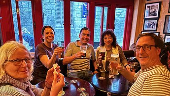 Personen in einer Galway Bar zusammen mit spanischen Studenten