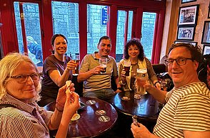 Personen in einer Galway Bar zusammen mit spanischen Studenten