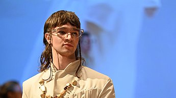 Model trägt einen gelben Anzug