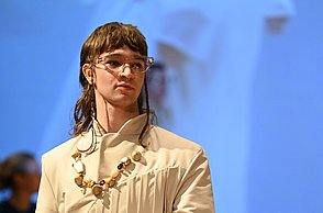 Model trägt einen gelben Anzug