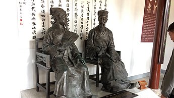 Statuen von zwei Professoren 