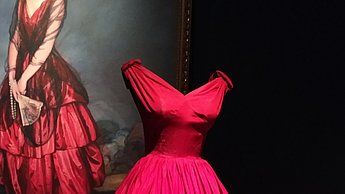 Foto eines ausgestellten, pinken Kleides