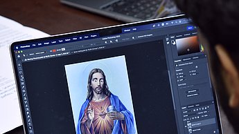 Person bearbeitet ein Bild auf dem Laptop