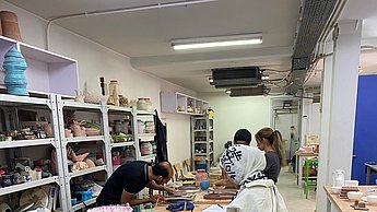 Studenten dekorieren Dinge
