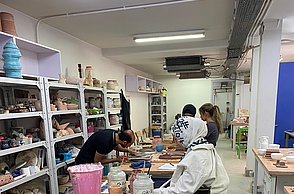 Studenten dekorieren Dinge