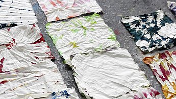Verschiedene Tücher mit bunten Spritzmustern 