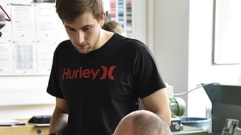 Person beobachtet einen Mann beim arbeiten