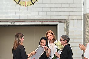 Emily Nguyen bekommt den Preis übergeben