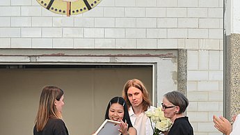Emily Nguyen bekommt den Preis übergeben