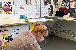 Frau legt Blätter auf Boden aus