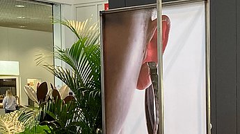 Tisch mit ausgestellten Schmuckstücken