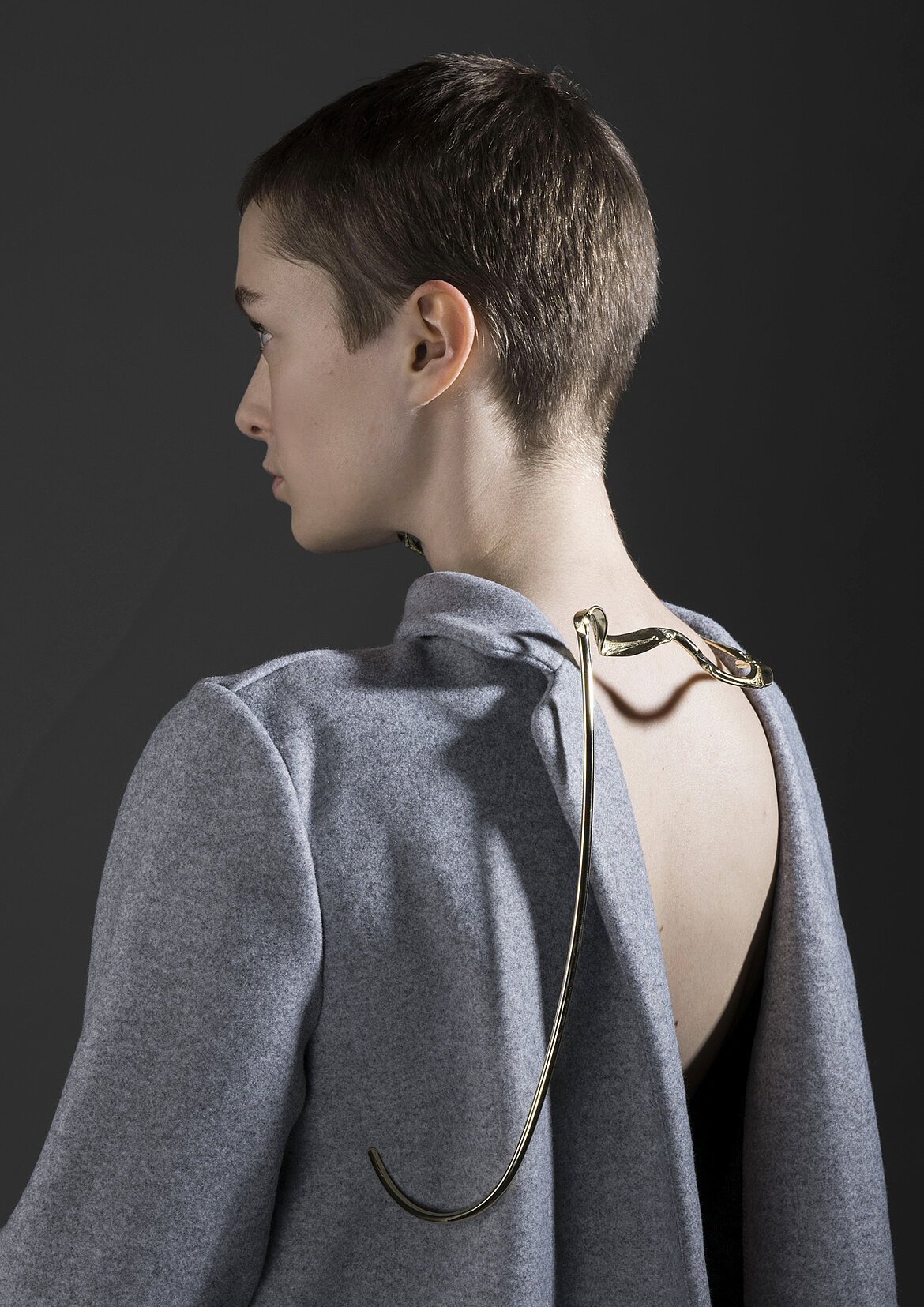 Pictire of student project: ‚Adeleid‘ by Laura Stachon, Photo: Petra Jaschke | Neck/back piece; Project PF Revisited | exploring artisanal jewellery design