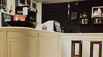 Theke von einer Bar