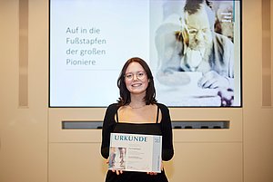 Eva Sophia Grünebaum mit Urkunde des Heinrich-Blanc-Förderpreises