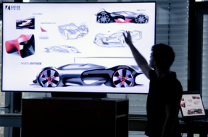 Person präsentiert Auto auf Leinwand