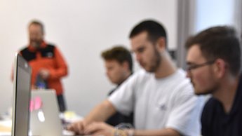 Personen arbeiten an ihrem Projekt