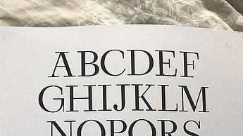 Schriftart auf einem Blatt in Alphabet Form