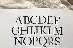 Schriftart auf einem Blatt in Alphabet Form