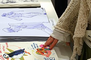 Foto von bunten Bildern auf einem Tisch