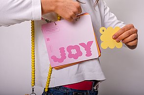 Abschlussarbeit Sophia Holstein: Designing Joy - ein visuelles Spiel mit der Freude – Ansicht Material