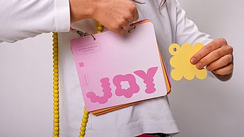 Abschlussarbeit Sophia Holstein: Designing Joy - ein visuelles Spiel mit der Freude – Ansicht Material