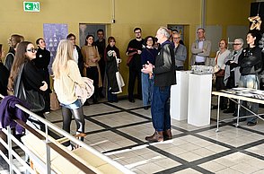 Foto einer Ausstellung mit Präsentation im A.K.T;