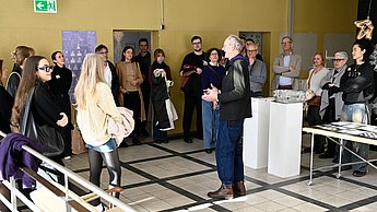 Foto einer Ausstellung mit Präsentation im A.K.T;