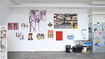 Foto einer Wand mit aufgehängten Gemälden