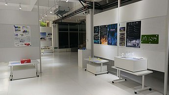 Raum mit ausgestellten Bildern