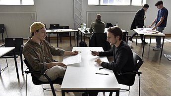 Personen beim Gespräch 