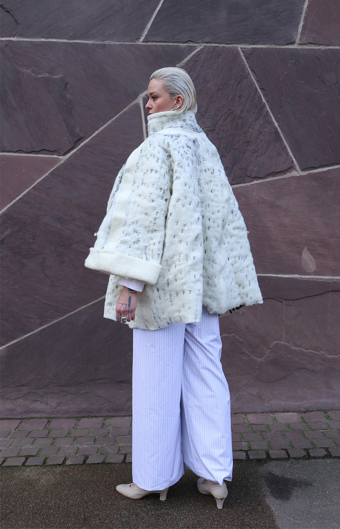 Model trägt Outfit aus der Kollektion puregrid