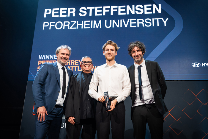 Peer Steffensen bei der Preisübergabe. Links neben ihm: Designlegende Peter Schreyer.
