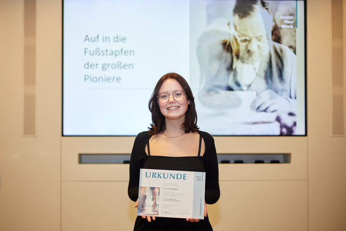 Eva Sophia Grünebaum mit Urkunde des Heinrich-Blanc-Förderpreises