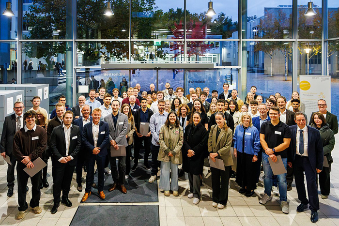 Rektor Prof. Dr. Ulrich Jautz gemeinsam mit den 49 Studierenden sowie 20 Förderern