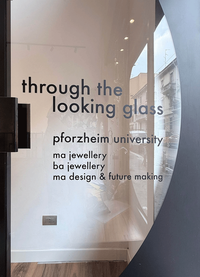 Plakat auf dem eine Glasstür mit Schrift abgebildet ist