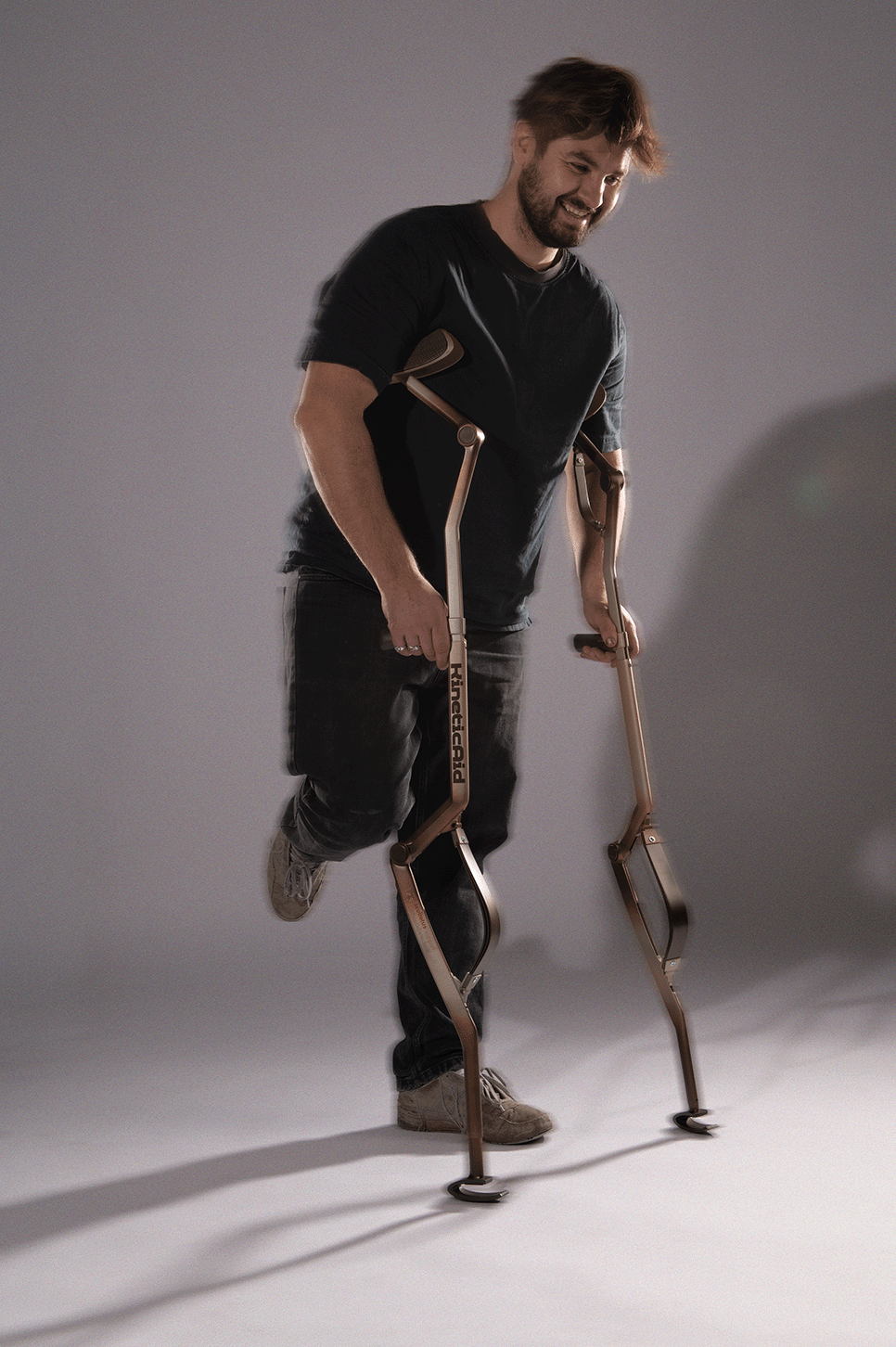 Dargestellt wird eine männliche Person mit den entworfenen Krücken