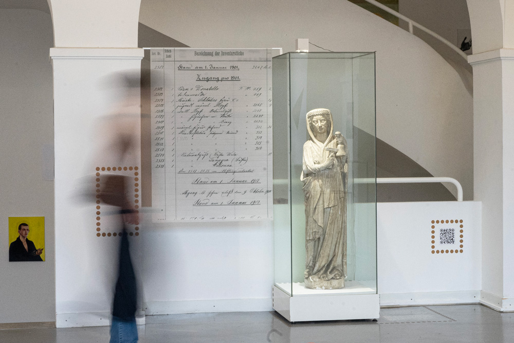 Blick auf die Ausstellung der Gipsfigur "Musica".