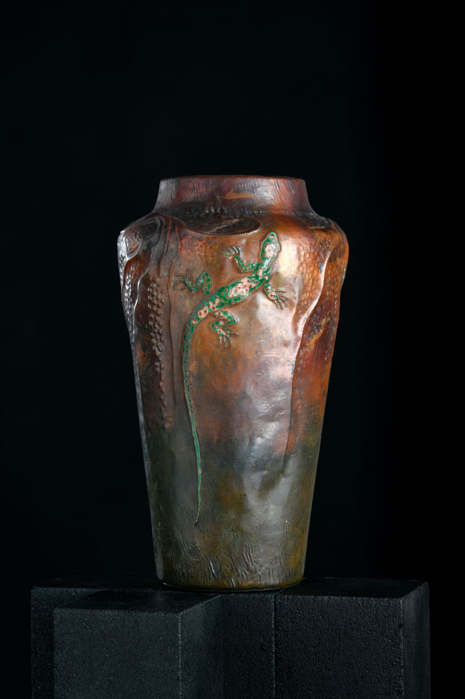 Kupferne Vase 1054 E mit emaillierter Darstellung einer Echse