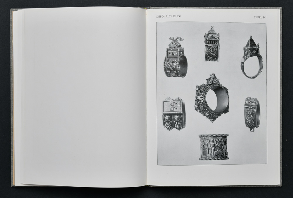 Buch "Alte Ringe" von Paul Debo, aufgeschlagen