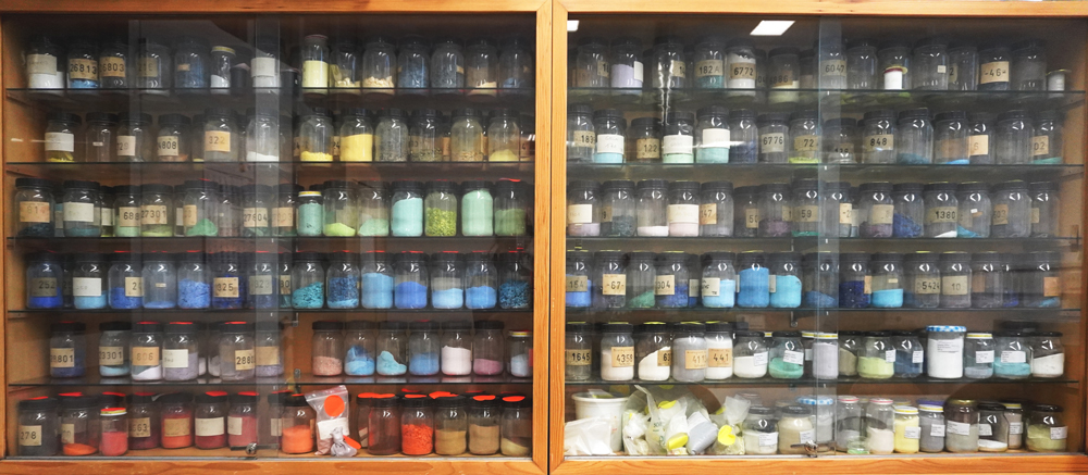 Blick auf Vitrine, die die historische Emailpulversammlung enthält.