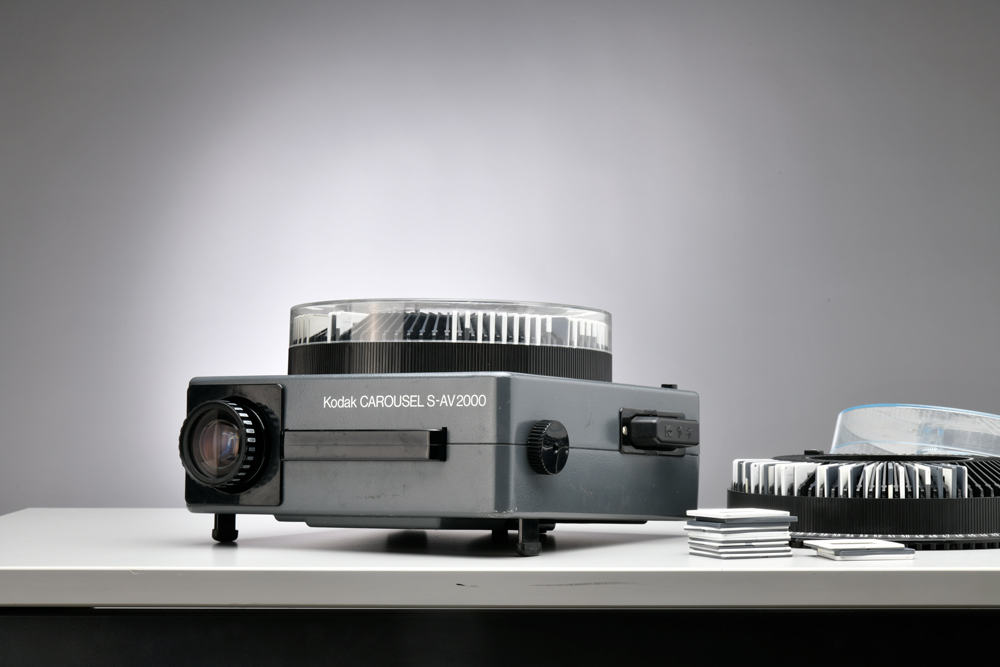 Kodak Carousel neben einem Karusellmagazin