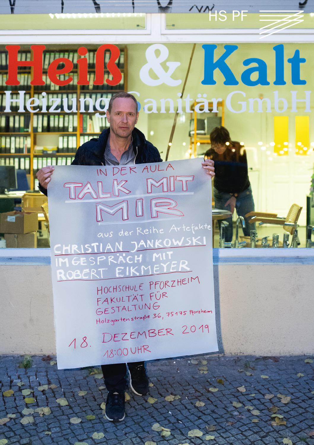 Janowski hält ein Plakat hoch