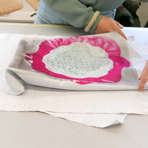 Nahaufnahme eines entstehenden Stoffdesigns an einem Mode-Arbeitstisch.